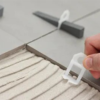 Base Separador Nivelador Porcelanato y Cerámica 1mm por 100u - Imagen 3